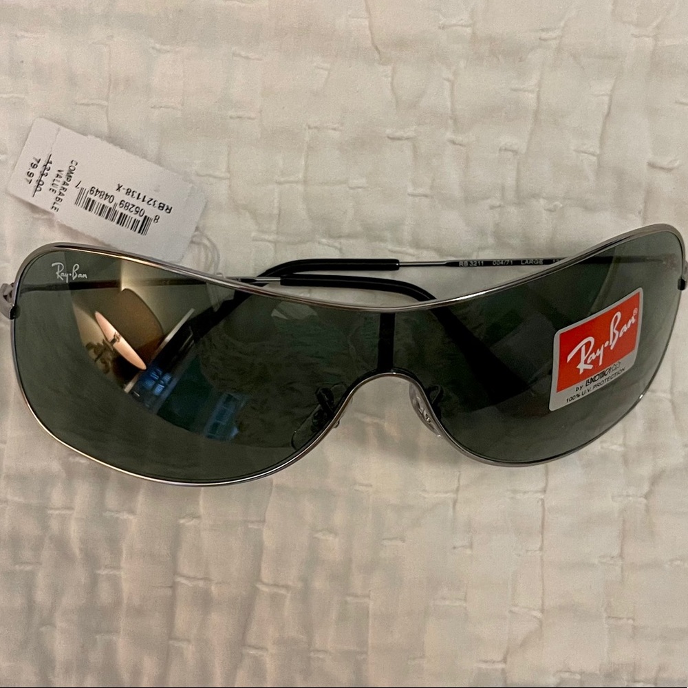 Ray Ban 38mm Aviator sunglasses. Unisex